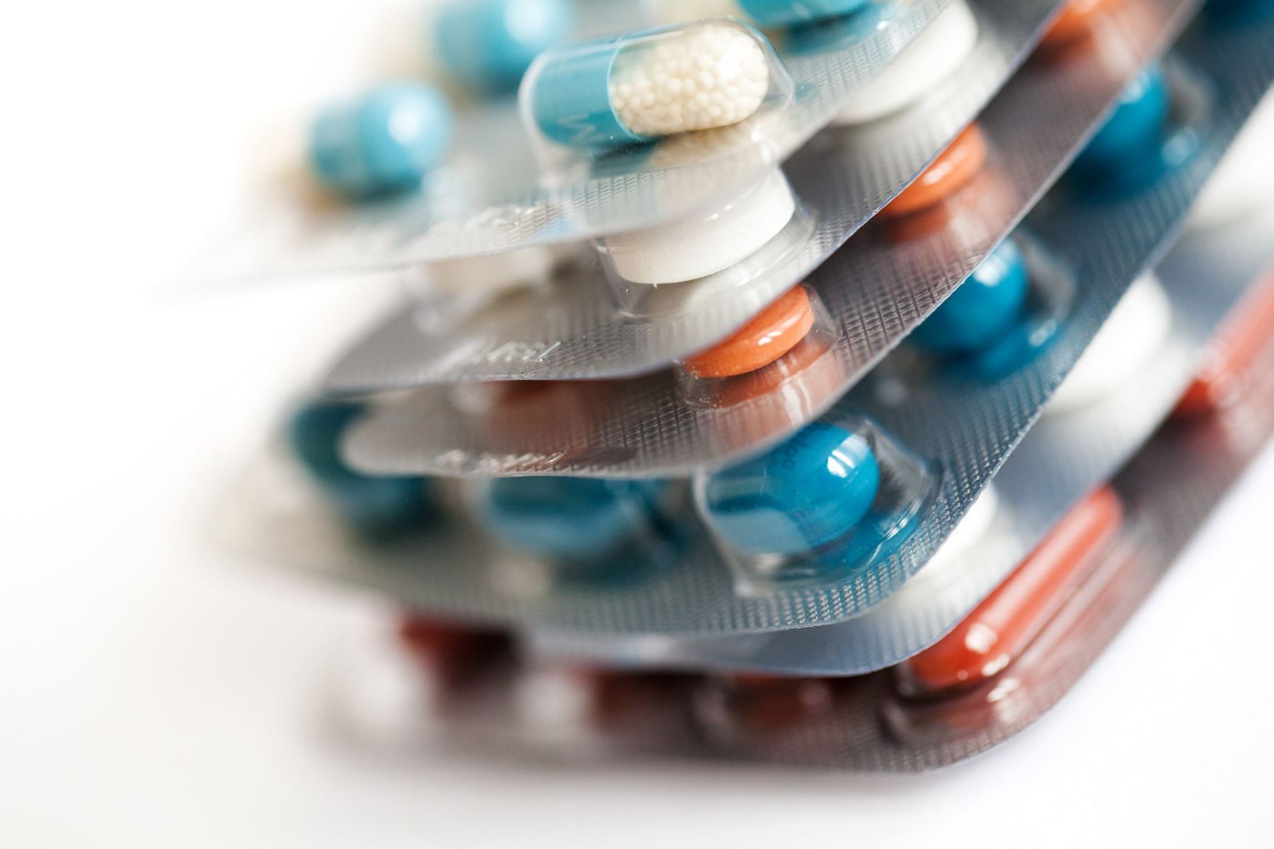 Alertan que precio de medicinas aumentará 35% por alza del dólar